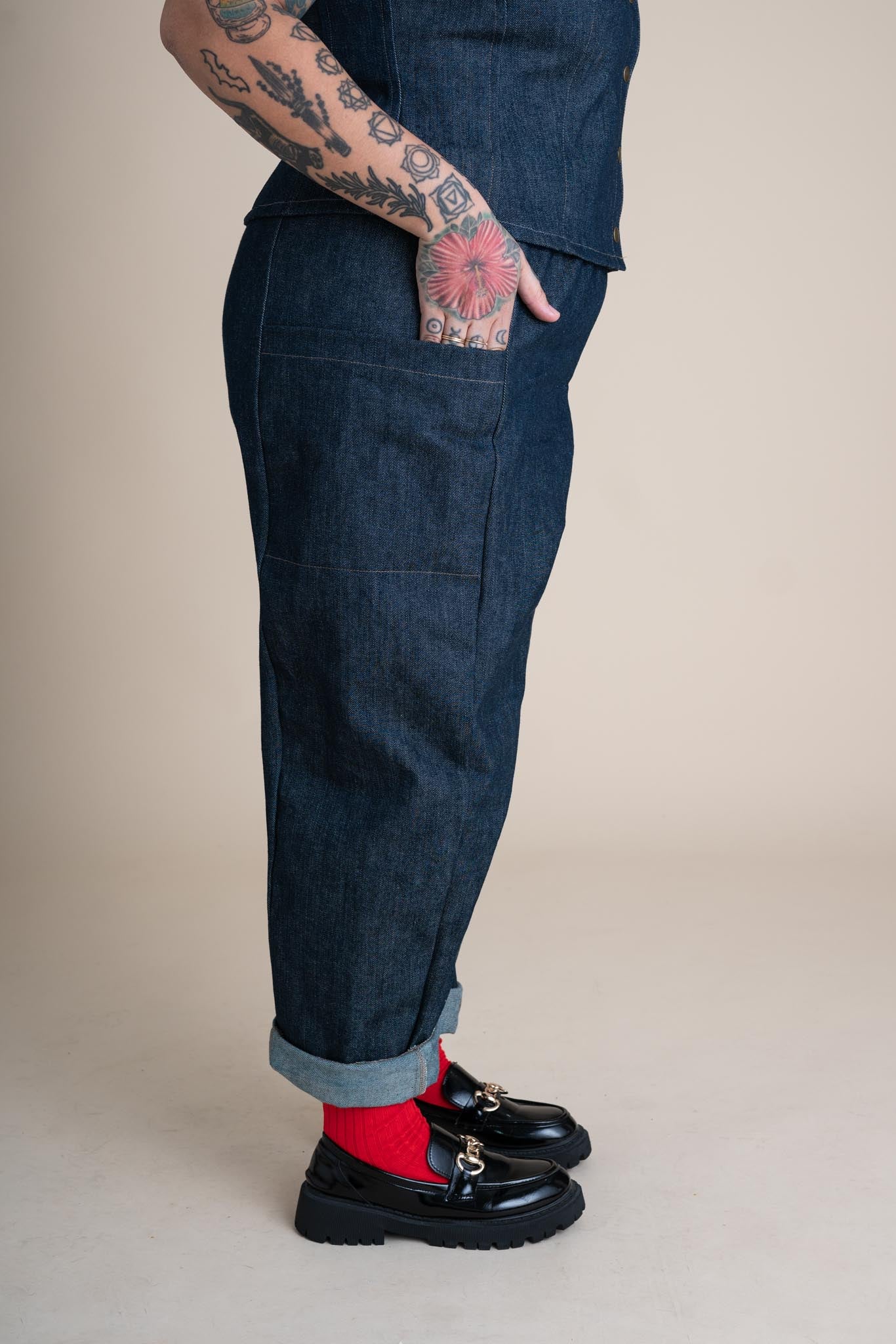 Ayanna is wearing a size XL 26"