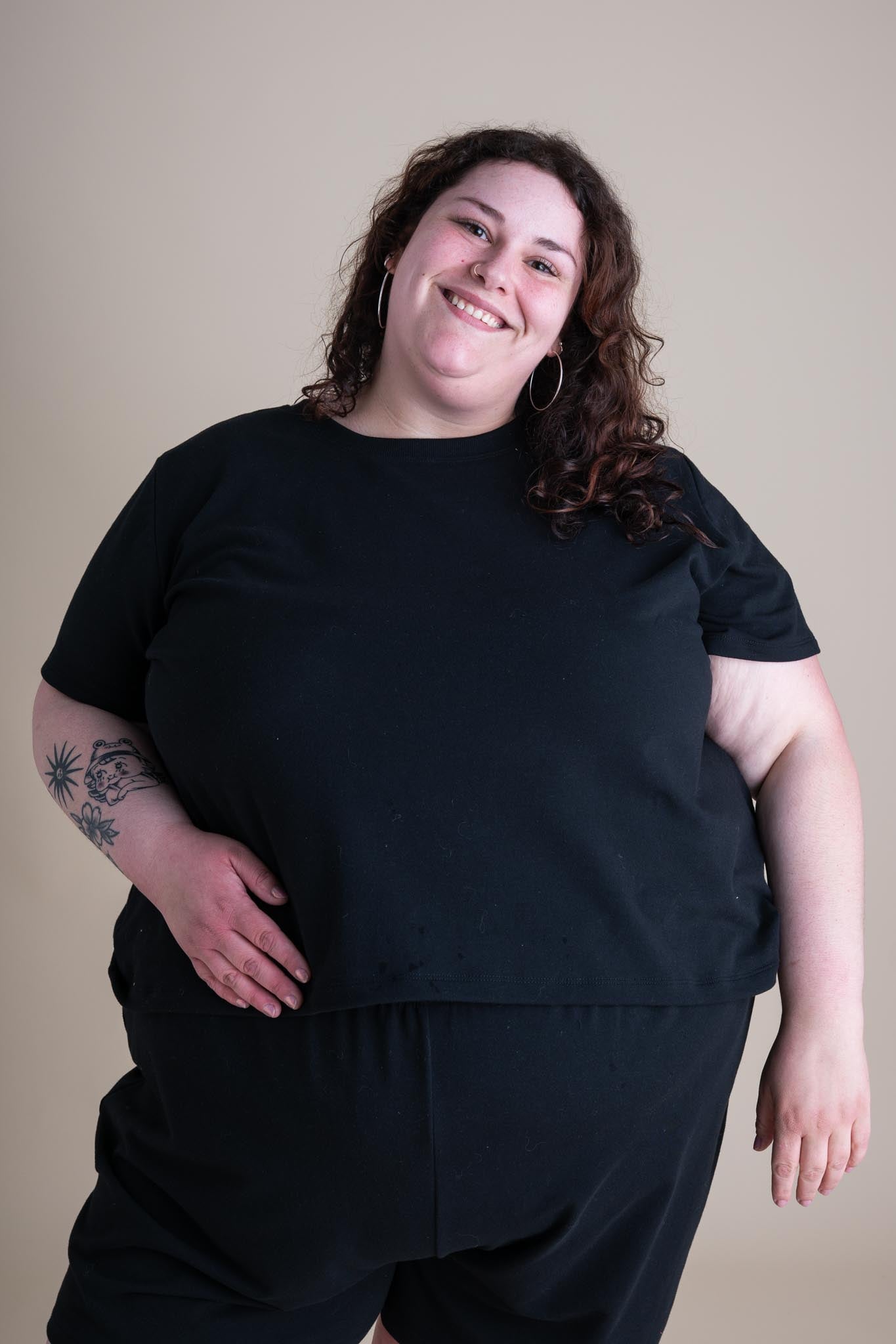 Francie is wearing a size 4X.