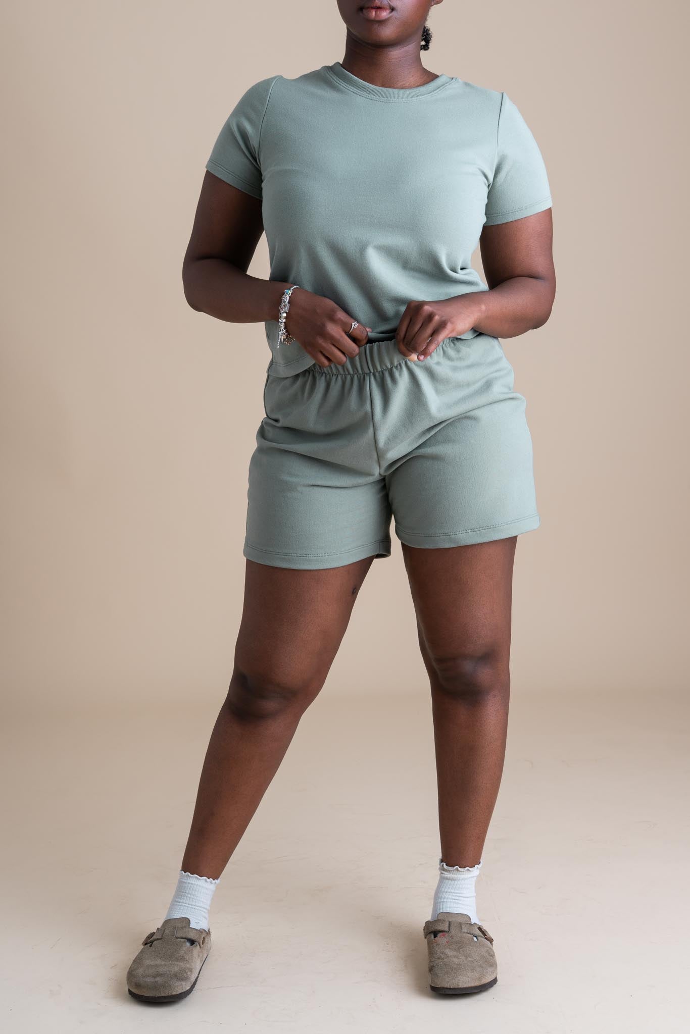 Ziya is wearing a size M 5"