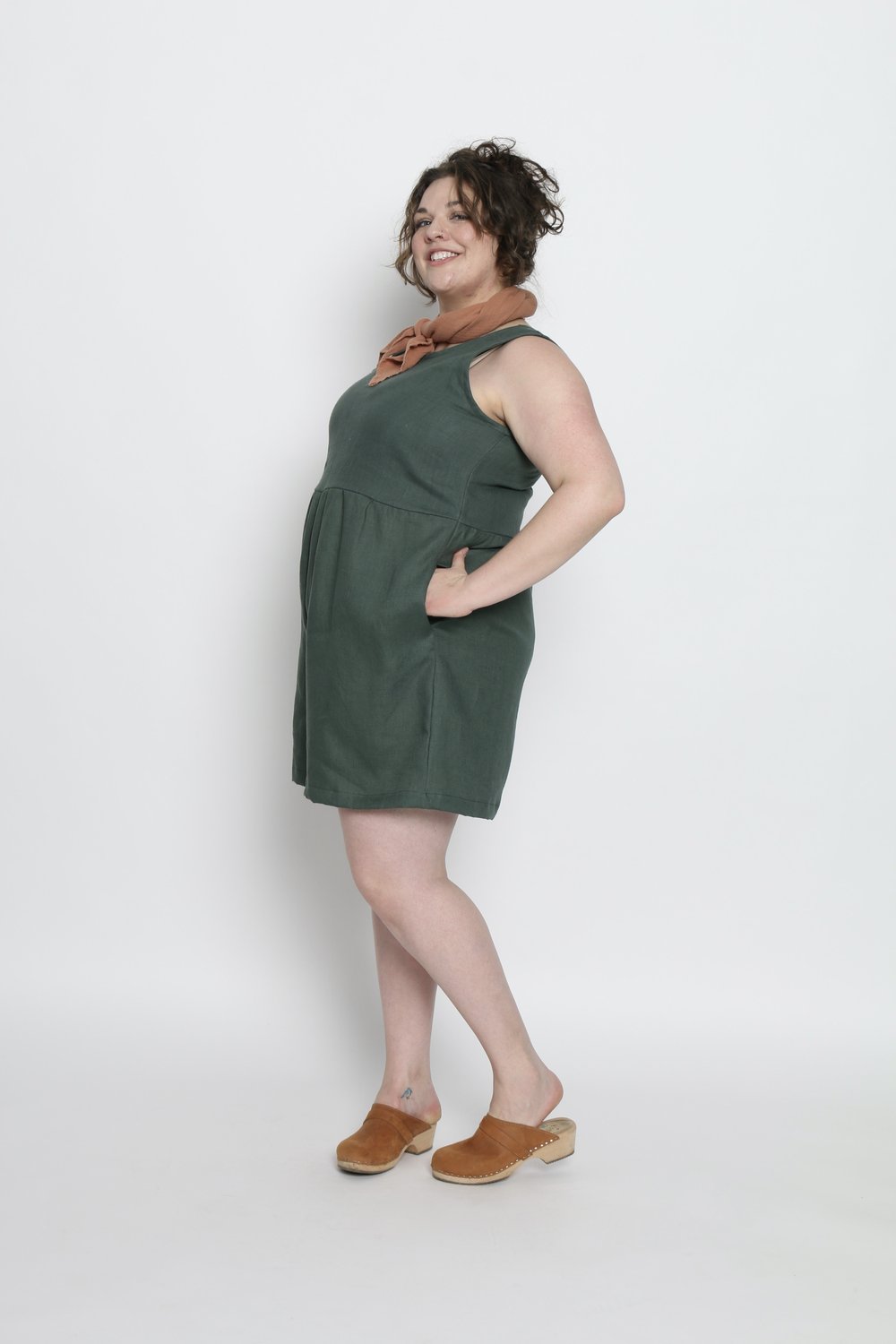 Amber is wearing a size M. Amber&#39;s measurements are: Height 5&#39;7&quot; | Bust 49&quot; | Waist 47&quot; | Hip 53&quot;