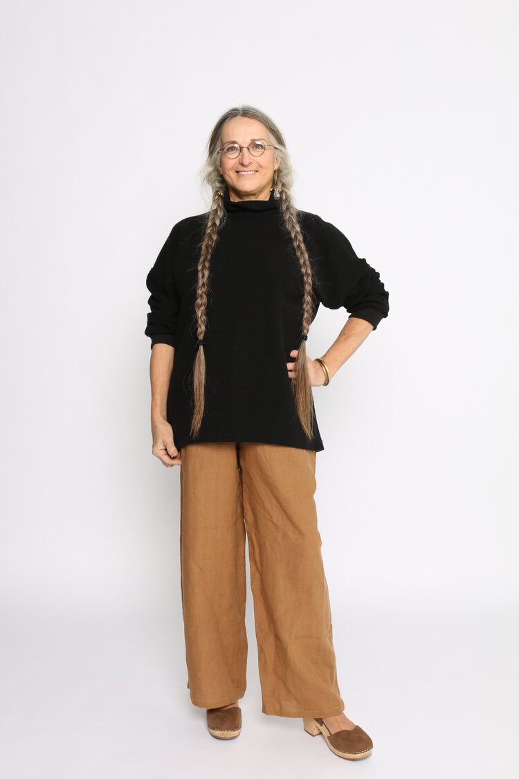 Deb is wearing a size M top and bottom. Her measurements are: Height 5'4" | Bust 40" | Waist 32" | Hip 41"