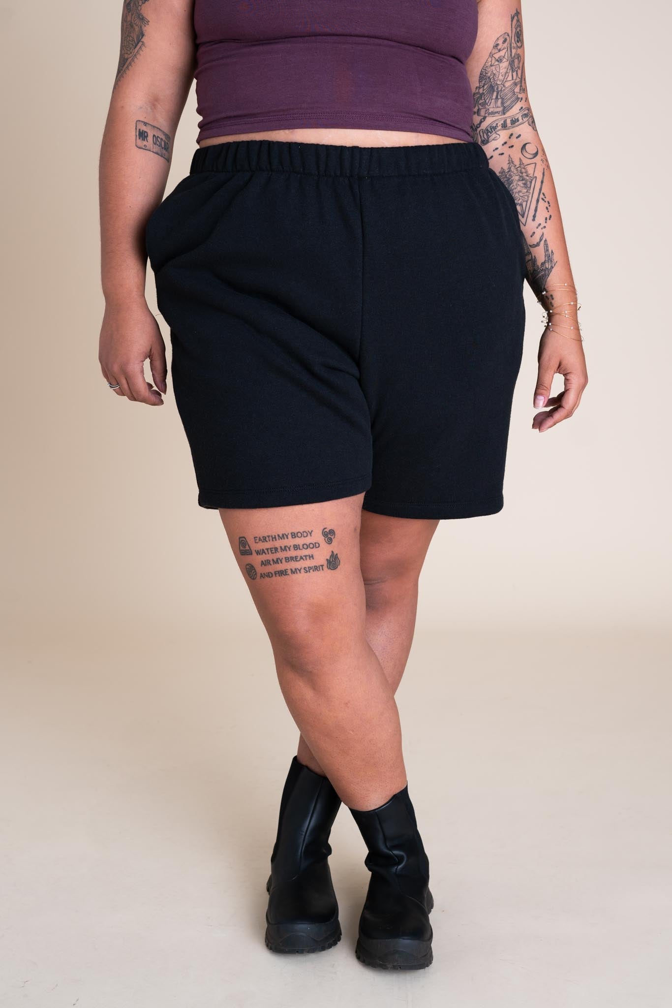 Eena is wearing a size XL 7" inseam.