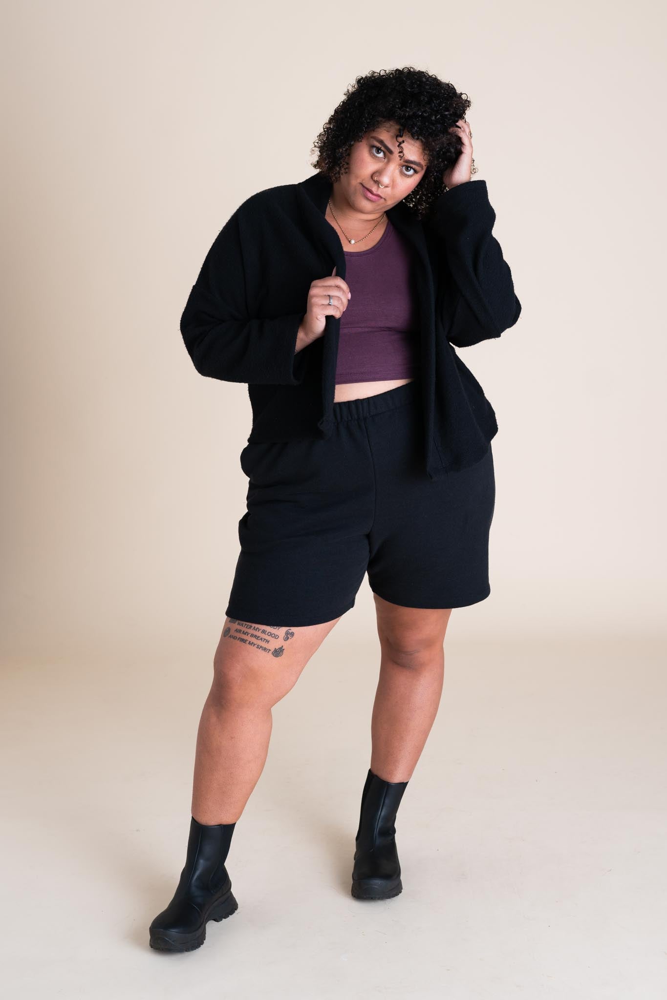 Eena is wearing a size XL 7" inseam.