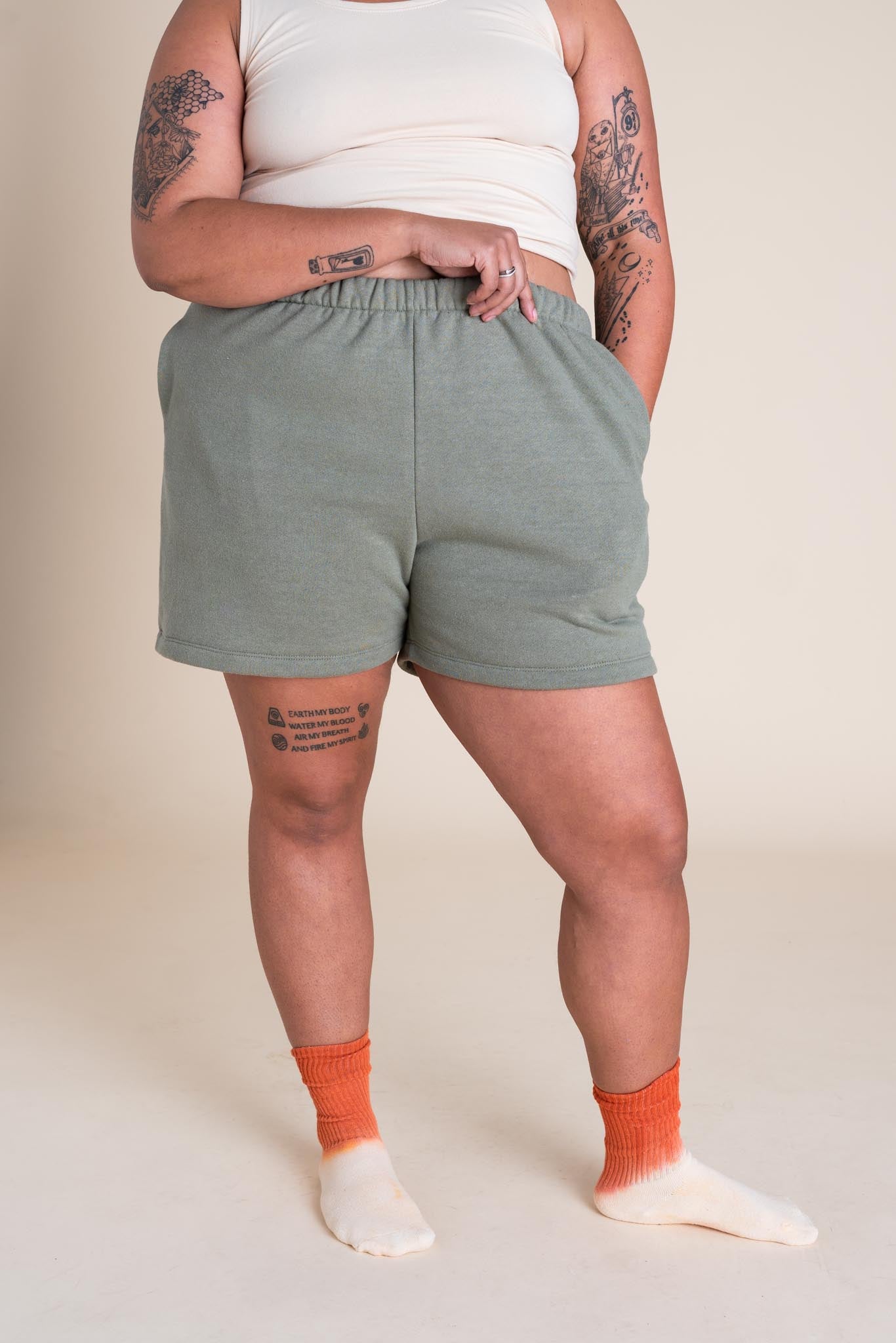 Eena is wearing a size XL 5" inseam