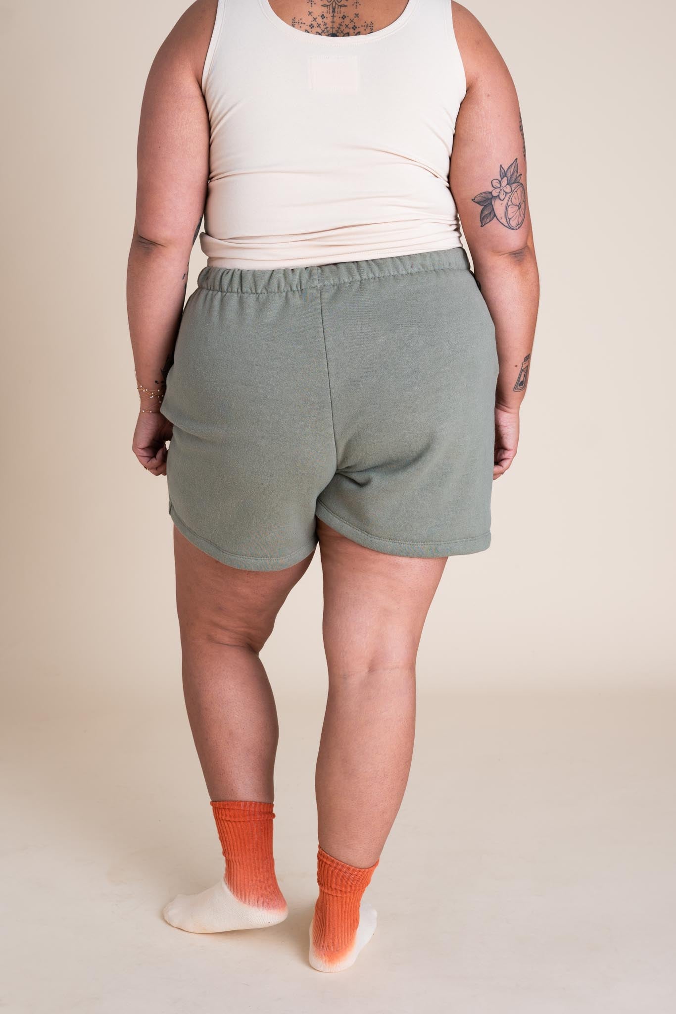 Eena is wearing a size XL 5" inseam