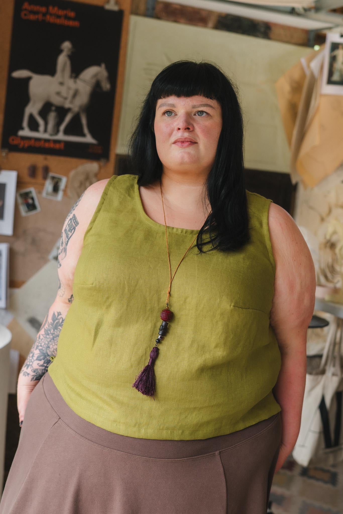 Jackie is wearing a size 3 Regular.