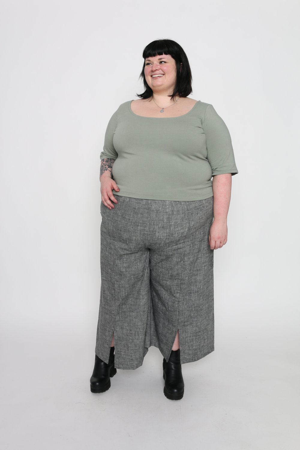 Jackie is wearing a size 4X and her measurements are: Height 5&#39;8&quot; | Bust 56&quot;| Waist 53&quot; | Hip 68.5&quot;