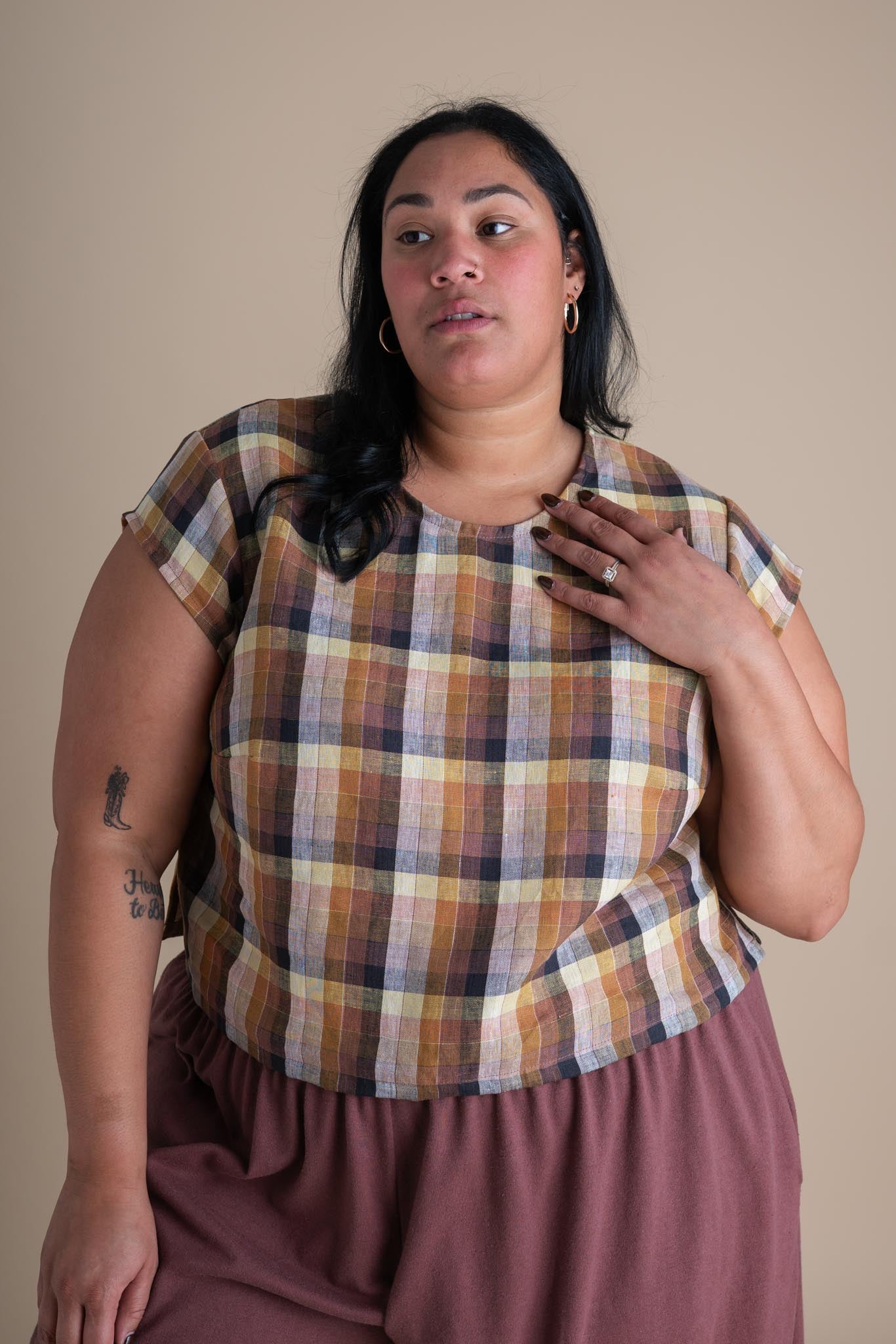 Larissa is wearing a size 3 Waist.