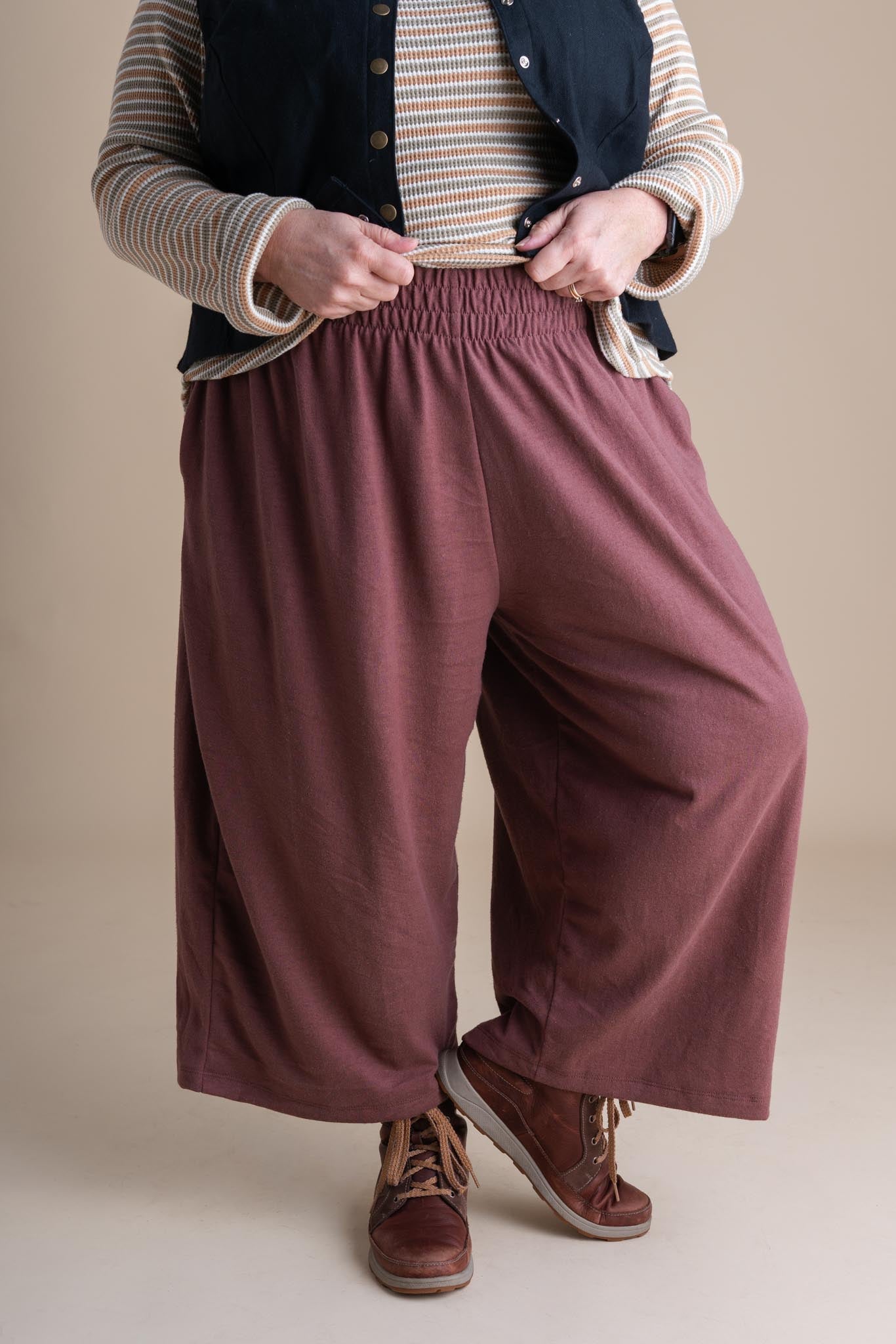 Liz is wearing a size 2 Cropped.