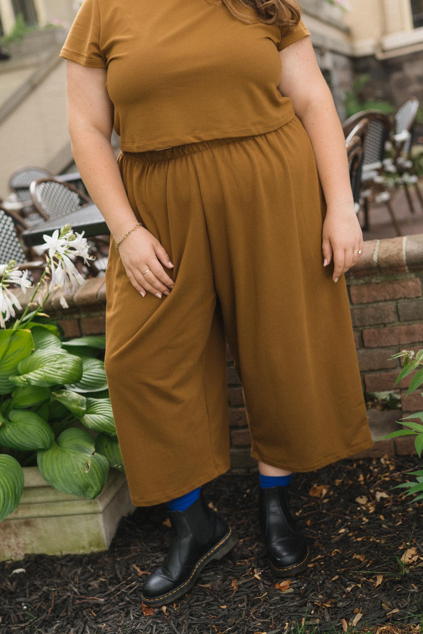 Lylee is wearing a size 3 Cropped