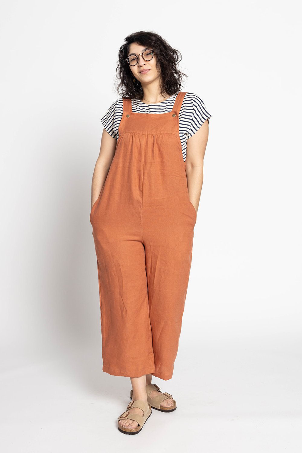 Sophie is wearing M overalls and a S top. Her measurements are: Height 5'8" | Bust 36" | Waist 29" | Hip 43.5"