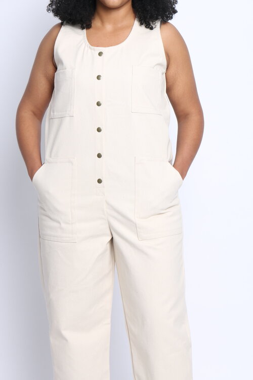 Vida is wearing size L. Her measurements are: Height 5'6" | Bust 39" | Waist 36" | Hip 45"
