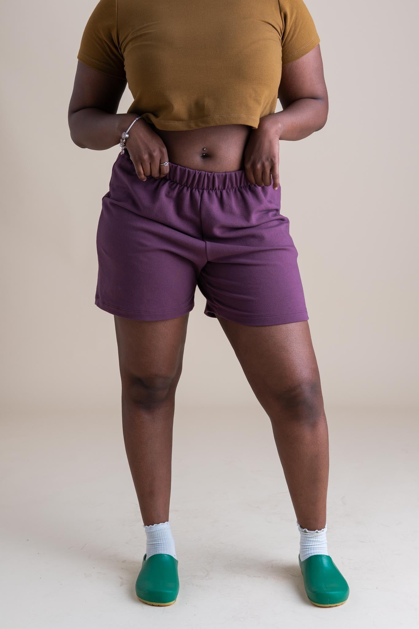 Ziya is wearing a size M 5"